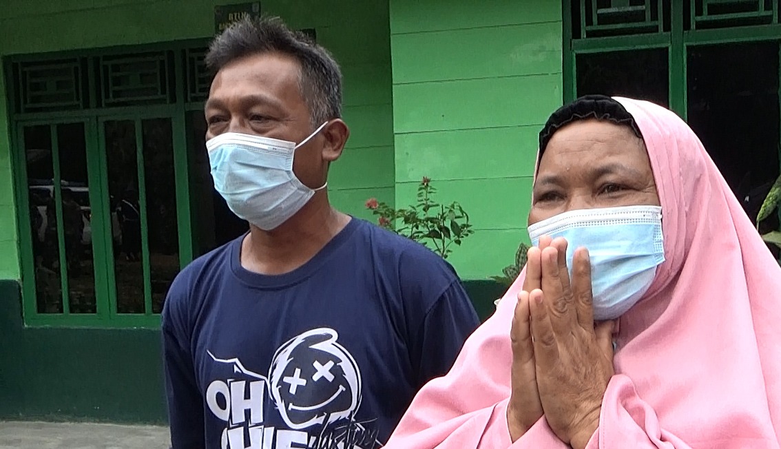 Rumahnya Dibedah Satgas TMMD Kodim Sarko, Bu Esi : Terima Kasih Pak TNI