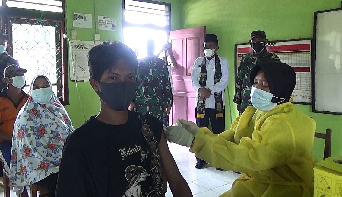 Tinjau Vaksinasi di Lokasi TMMD, Danrem 042 Gapu Ingatkan Masyarakat Meski Sudah di Vaksin Tetap Patuhi Prokes