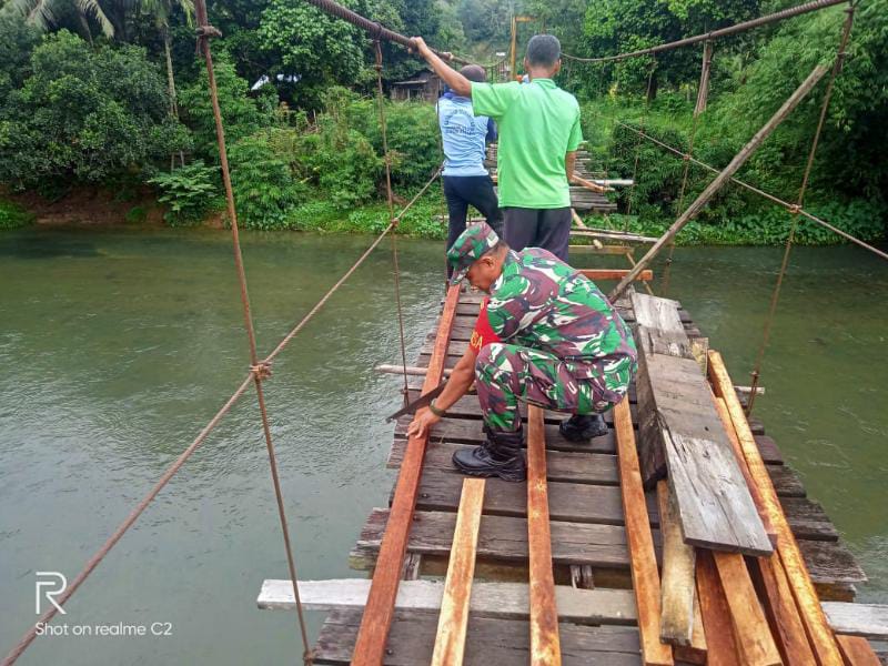 Serda Ulil Amri Bersama Warga Renovasi Jembatan Gantung