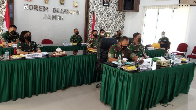 Danrem 042/Gapu Brigjen TNI M. Zulkifli, S.I.P., M.M bersama Staf mengikuti Rapat Evaluasi Progjagar TA 2021 jajaran Kodam II/Swj, Kamis (30/12/2021). FOTO : PENREM 042/GAPU