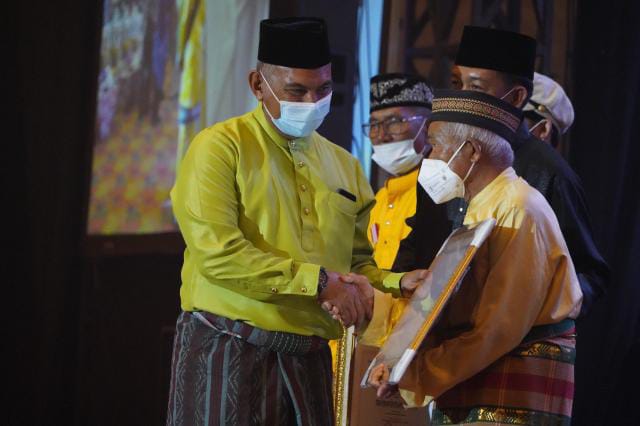 Danrem 042/Gapu Brigjen TNI M. Zulkifli, S.I.P., M.M menyerahkan penghargaan dari Pemprov Jambi kepada maestro pelaku seni. FOTO : PENREM 042/GAPU