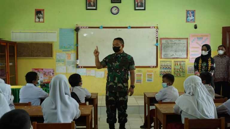 Jenderal TNI Dudung Abdurachman Mengajar nilai-nilai Pancasila kepada Siswa/Siswi SD di Perbatasan