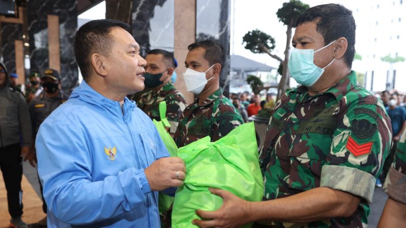 Kasad) Jenderal TNI Dudung Abdurachman terus menggaungkan, memerintahkan dan memberikan contoh agar Angkatan Darat  Peduli dan Berbagi, dengan kembali menggelar Jumat Berkah pada Jumat (18/2/2022). FOTO : DISPENAD