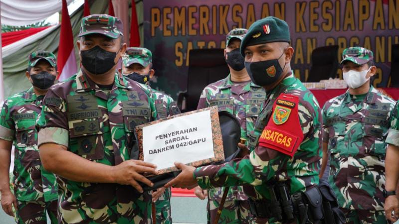 Danrem 042/Gapu Brigjen TNI Supriono, S.IP., M.M., Salurkan Sarana Penggalangan Untuk Satgas Satuan Organik Papua Yonif Raider 142/KJ (Penrem 042/Gapu)
