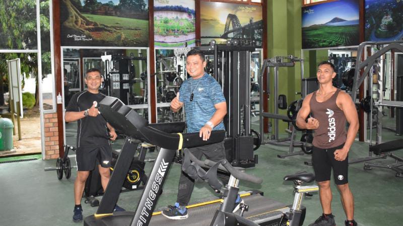 Danrem 042/Gapu Brigjen TNI Supriono, S.IP, M.M., saat melaksanakan olahraga di Fitness Center Makorem 042/Gapu, Jambi. Selasa (22/02/2022). FOTO : PENREM 042/GAPU