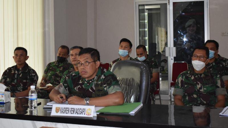 Kasiren Korem  042/Gapu Kolonel Inf Maskun Nafik, S.H, mengikuti Rapat Kerja Pembangunan Zona Integritas TNI AD Tahun 2022 melalui Video Conference. (PENREM GAPU) 