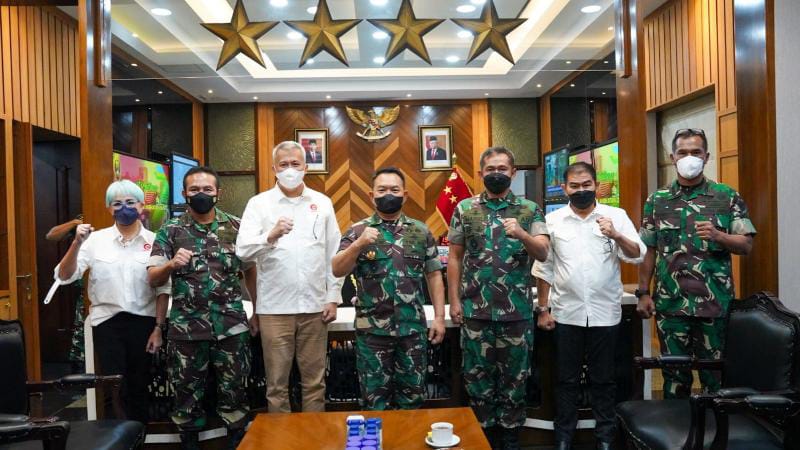 Foto bersama Kasad Jenderal TNI Dudung Abdurachman, S.E., M.M., saat menerima Pangkostrad dan Sekjen PB.PJSI, Jumat (4/3/2022). FOTO : DISPENAD