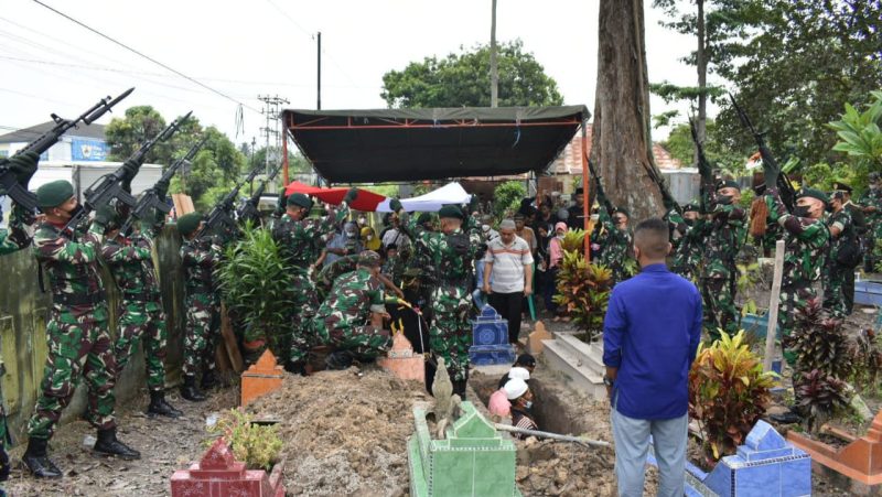 Komandan Kodim 0415/Jambi Kolonel Czi Sriyanto,M.I.R.,M.A., pimpin pemakaman Militer Sertu Saharuddin yang di kebumikan di TPU Lubuk Raman Kasang Jaya, Kota Jambi. (PENREM GAPU)