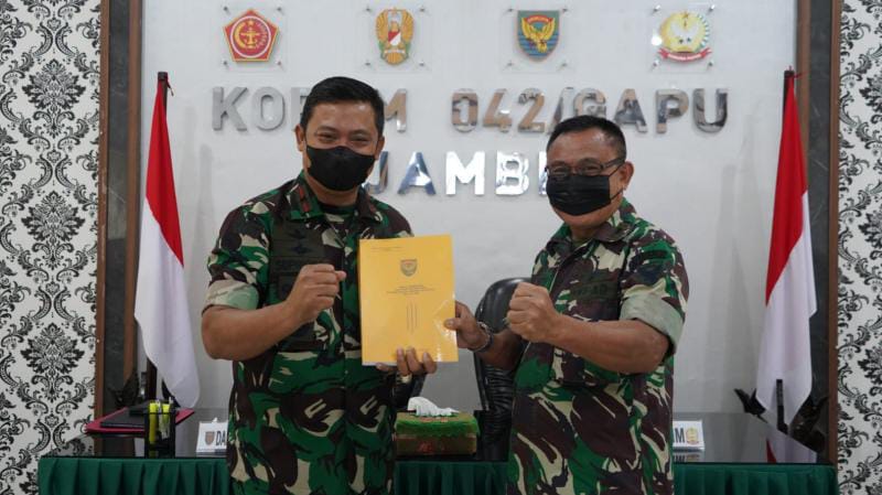 Komandan Korem 042/Gapu Brigjen TNI Supriono, S.IP., M.M, menerima taklimat akhir Tim Post Audit Itdam II/Swj Program Kerja dan Anggaran 2021./ FOTO : PENREM GAPU)