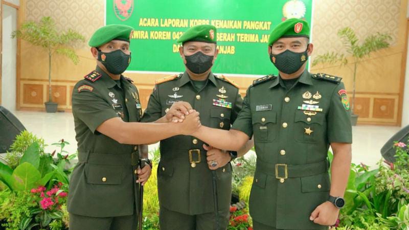 Komandan Korem 042/Gapu Brigjen TNI Supriono, S.IP., M.M bersama pejabat Dandim Tanjab lama dan baru (PENREM GAPU)