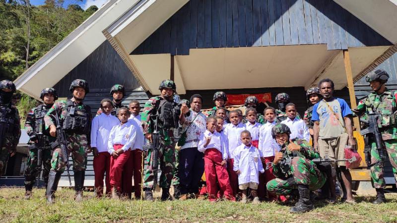 TNI Peduli Anak Papua, Satgas Yonif 142/KJ Bagikan Pakaian Seragam Dan Perlengkapan Sekolah Kepada Siswa-Siswi di Perbatasan/ FOTO : SATGAS YONIF 142