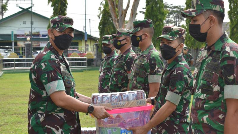 Kasrem 042/Gapu Kolonel Inf M. Yamin Dano serahkan bingkisan lebaran secara simbolis Untuk Prajurit Dan PNS./ FOTO : PENREM 042 GAPU