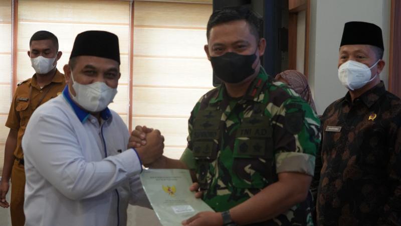 Danrem 042/Gapu berkesempatan memberikan sertifikat tanah wakaf kepada Bpk Kasful Anwar dari Yayasan Nurul Ikhlas Jambi./ FOTO : PENREM GAPU