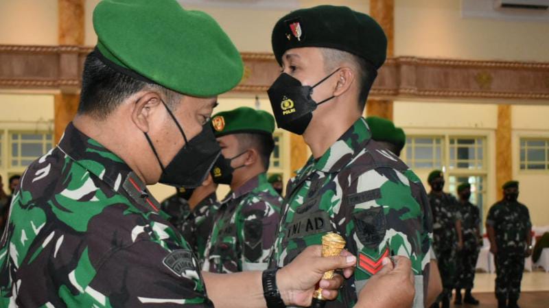 Komandan Korem 042/Gapu Brigjen TNI Supriono, S. IP., M. M pada Senin (4/4) pagi menerima secara langsung laporan Korps Kenaikan Pangkat personel Korem 042 Gapu (FOTO/PENREM GAPU) 