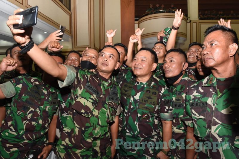 (Kasad) Jenderal TNI Dudung Abdurachman, S.E., M.M., berswafoto bersama 