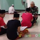 Serma Murtijo anggota Satgas TMMD 113 Kodim 0419/Tanjab memberikan bimbingan mengaji kepada anak-anak di Masjid Darul Fallah Desa Sungai Muluk Kec.Muara Papalik, Kamis (19/5/22)/ FOTO : Pendimtjb 