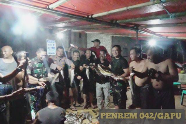 Komandan Korem 042/Gapu Brigjen TNI Supriono, S.IP., M.M bersama Masyarakat Batu Empang Panen Ikan Di Lubuk Larangan, Minggu (15/5)/ FOTO : PENREM 042 GAPU
