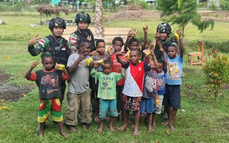 Satgas Pamtas Yonif R 142/KJ Berbagi Kebahagiaan Lebaran Bersama Anak Papua/ Foto : Pen Satgas Yonif R 142