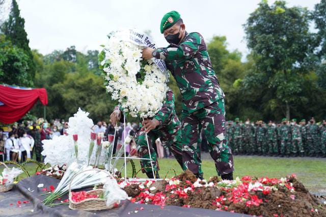Kasad Jenderal TNI Dudung Abdurachman, S.E, M.M bertindak selaku Irup pada  Pemakaman Militer Alm Brigjen TNI Stepanus Mahury, Kasdam XVI/Pattimura, di TMP Cikutra, Bandung, Jawa Barat, 16 Mei 2022 (Dispenad).