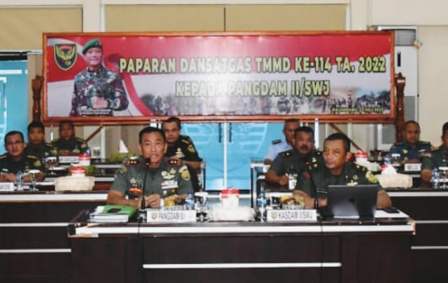 Pangdam II/Sriwijaya Mayjen TNI Agus Suhardi, memimpin rapat koordinasi tentang pelaksanaan TMMD Ke-114 di wilayah Kodam II/Swj yang dilaksanakan, pada hari Kamis (21/7/2022) bertempat di Gedung Sudirman Makodam II/Swj Palembang./ FOTO : Pendam II/Swj