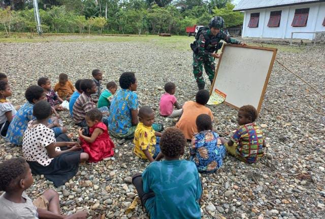 Satgas Pamtas Yonif Raiderr 142/KJ memberikan pengajaran langsung kepada anak-anak berupa pengenalan huruf Alfabet dan angka-angka di Kampung Kekey, Distrik Dekay, Kab Yahukimo, Papua./ FOTO : Dispenad