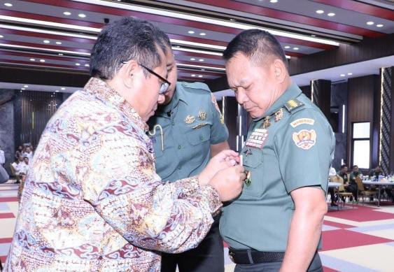 Kepala Staf Angkatan Darat (Kasad) Jenderal TNI Dr. Dudung Abdurachman  dianugerahi Pim Emas yang disematkan langsung oleh Firdaus selaku Ketua Umum SMSI./ FOTO : Dispenad