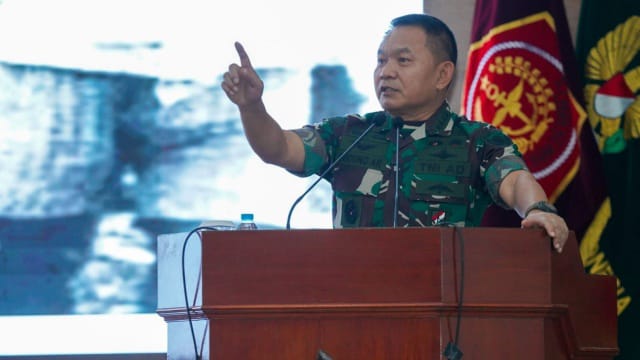 Kepala Staf Angkatan Darat (Kasad) Jenderal TNI Dr. Dudung Abdurachman saat memberikan pembekalan kepada Pasis Digreg XLIX Sesko TNI tahun 2022./ FOTO : Dispenad