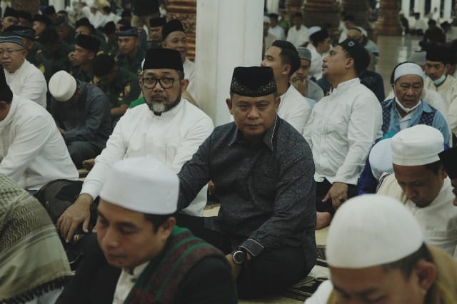 Komandan Korem 042/Gapu Brigjen TNI Supriono. S.IP.,M.M menghadiri acara Istighosah dan Zikir Bersama Forkopimda di Masjid Al-Falah Kota Jambi. (Penrem 042/Gapu)