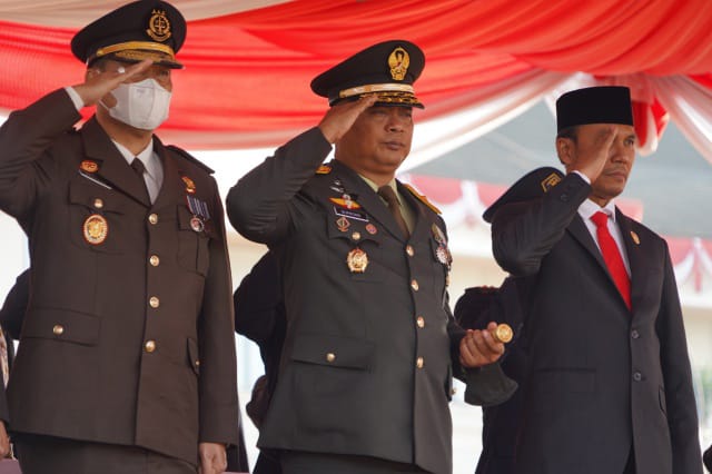 Komandan Korem 042/Gapu Brigjen TNI Supriono, S.IP., M.M mengikuti Upacara Hari Proklamasi Kemerdekaan RI ke-77 Tahun 2022 di Lapangan Kantor Gubernur Jambi, Rabu (17/8/2022)./ FOTO : Penrem042gapu
