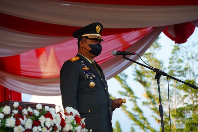 Komandan Korem 042/Gapu Brigjen TNI Supriono, S.IP., M.M bertindak selaku Inspektur Upacara pada Penurunan Bendera Merah pada Peringatan Hari Ulang Tahun Kemerdekaan Republik Indonesia ke 77 tahun 2022/ FOTO : Penrem042gapu