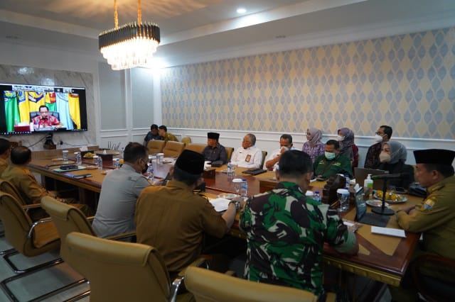 Komandan Korem 042/Gapu Brigjen TNI Supriono, S.IP., M.M., menghadiri Rapat Koordinasi Pengendalian Inflasi Daerah bertempat di Auditorium Rumah Dinas Gubernur jambi. Selasa (30/8/2022)/ FOTO : Penrem042gapu.
