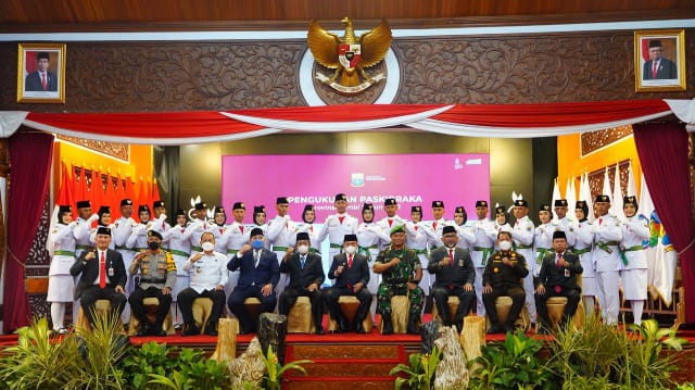 Foto bersama Komandan Korem 042/Gapu Brigjen TNI Supriono, S.IP., M.M., unsur Forkopimda Provinsi Jambi dengan anggota pasukan pengibar bendera pusaka (paskibraka) tahun 2022/Ist