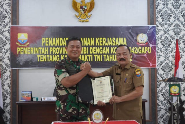 Komandan Korem 042/Gapu Brigjen TNI Supriono, S.IP., M.M (kiri) dan Kadis PUPR Provinsi Jambi Ir. Muhammad Fauzi, MT (kanan)/ Foto. Penrem042gapu