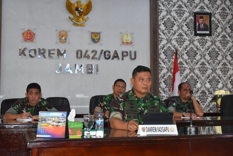 Komandan Korem 042/Gapu Brigjen TNI Supriono, S.IP., M.M,  mengikuti pengarahan Pangdam II/Sriwijaya Mayjen TNI Hilman Hadi, S.I.P.,M.B.A., M.Han bertempat di ruang rapat lantai dua Makorem 042/Gapu