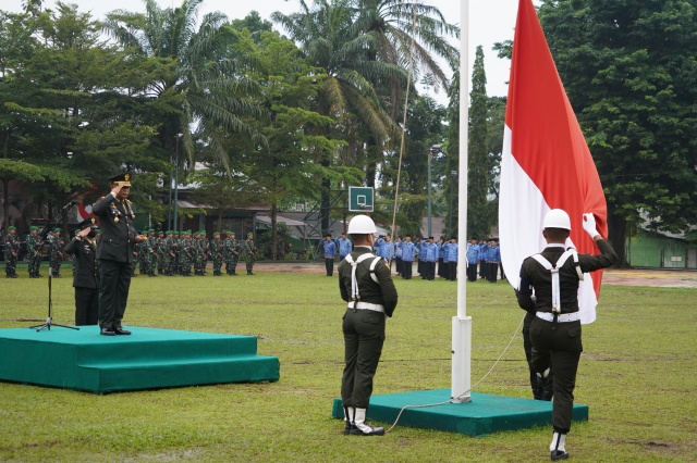 Komandan Korem 042/Gapu Brigjen TNI Supriono, S.IP., M.M., menjadi Inspektur Upacara pada Peringatan Hari Sumpah Pemuda di Lapangan Upacara Makorem 042/Gapu Kota Jambi (28/10/2022)./ Foto. Penrem042gapu. 