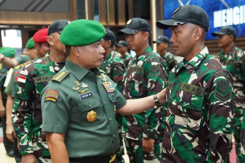 Kasad Jenderal TNI Dr. Dudung Abdurachman memberikan motivasi kepada seluruh personel kontingen untuk meraih prestasi tertinggi di ajang lomba tembak antar Angkatan Darat negara-negara ASEAN. (Dispenad)