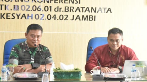 Komandan Korem 042/Gapu Brigjen TNI Supriono, S.IP., M.M.,  (kiri) dan Kepala KPKLN Provinsi Jambi Gatot Muharto (kiri)/ FOTO : PENREM042GAPU