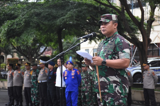 Komandan Korem 042/Gapu Brigjen TNI Supriono, S.IP., M.M., pimpin apel gabungan TNI-Polri di lapangan hitam Mapolda Jambi, Kamis (3/11/2022). / Foto : Penrem042gapu.