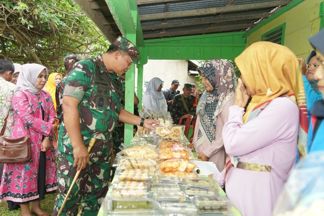 Komandan Korem 042/Gapu Brigjen TNI Supriono, S.IP., M.M., di Kampung Pancasila Desa Suka Damai Kec. Rimbo Ulu Kab. Tebo  sedang meninjau hasil UMKM (Penrem042gapu) 