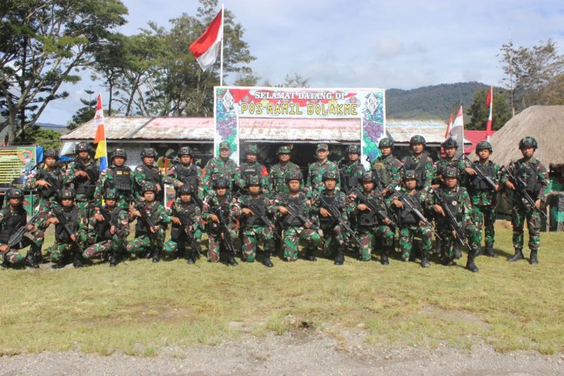 Foto bersama Satgas Yonif Raider 142/KJ di Pos Bolakme dengan Tim Pengendalian dan Pengawasan Operasi (Dalwasops) dari Staf Operasi Mabesad (Sopsad) dipimpin oleh Mayjen TNI Ainurrahman selaku Asops Kasad. (Pen Satgas 142)