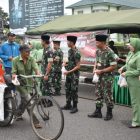 Keluarga Besar Korem 042/Gapu Berbagi Takjil Buka Puasa Untuk Masyarakat Pengguna Jalan (Foto/Penrem042gapu)