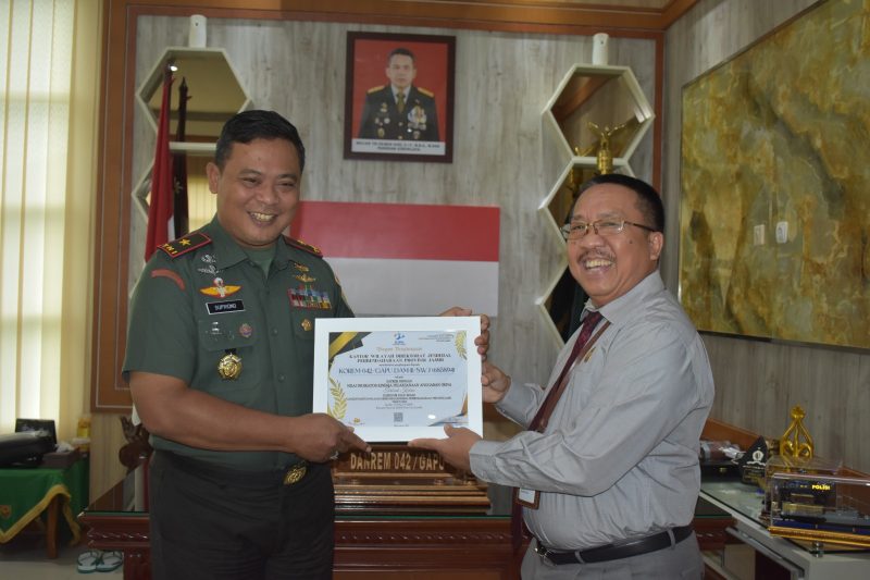 Komandan Korem 042/Gapu Brigjen TNI Supriono, S.IP., M.M menerima kunjungan Kepala Kantor Wilayah (Kakanwil) Direktorat Jenderal Perbendaharaan (DJPb) Jambi, Bapak Burhani AS, (Foto/Penrem042gapu) 