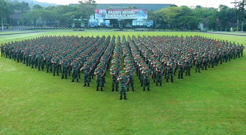 Foto udara KSAD Jenderal Dudung Abdurachman bersama para Dansat dalam Apel Komandan Satuan jajaran TNI Angkatan Darat di Mako Akademi Militer, Magelang, Kamis (23/6/2022). (Dok Dispenad)