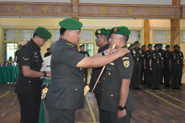 Komandan Korem 042/Gapu Brigjen TNI Supriono, S.IP., M.M memimpin langsung serah terima jabatan Komandan Kodim 0415/Jambi (Penrem042gapu)
