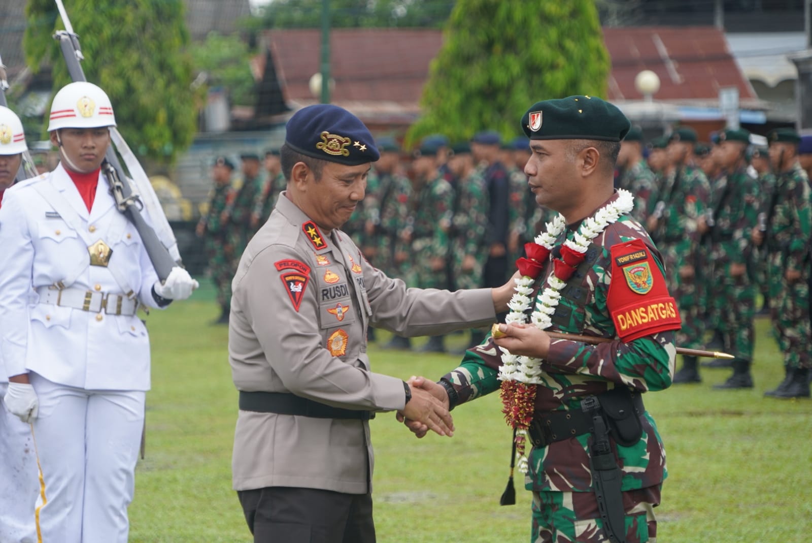 Korem 042/Gapu Gelar Upacara Penyambutan Satgas Yonif Raider 142/KJ dan Pengukuhan Keluarga Asuh TNI-Polri Jambi