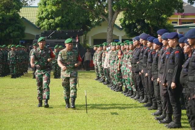 Komandan Korem 042/Gapu Brigjen TNI Supriono, S.IP., M.M., memimpin apel gelar pasukan pengamanan VVIP di Markas Batalyon Infanteri Raider 142/KJ, Jambi. (Penrem042/Gapu