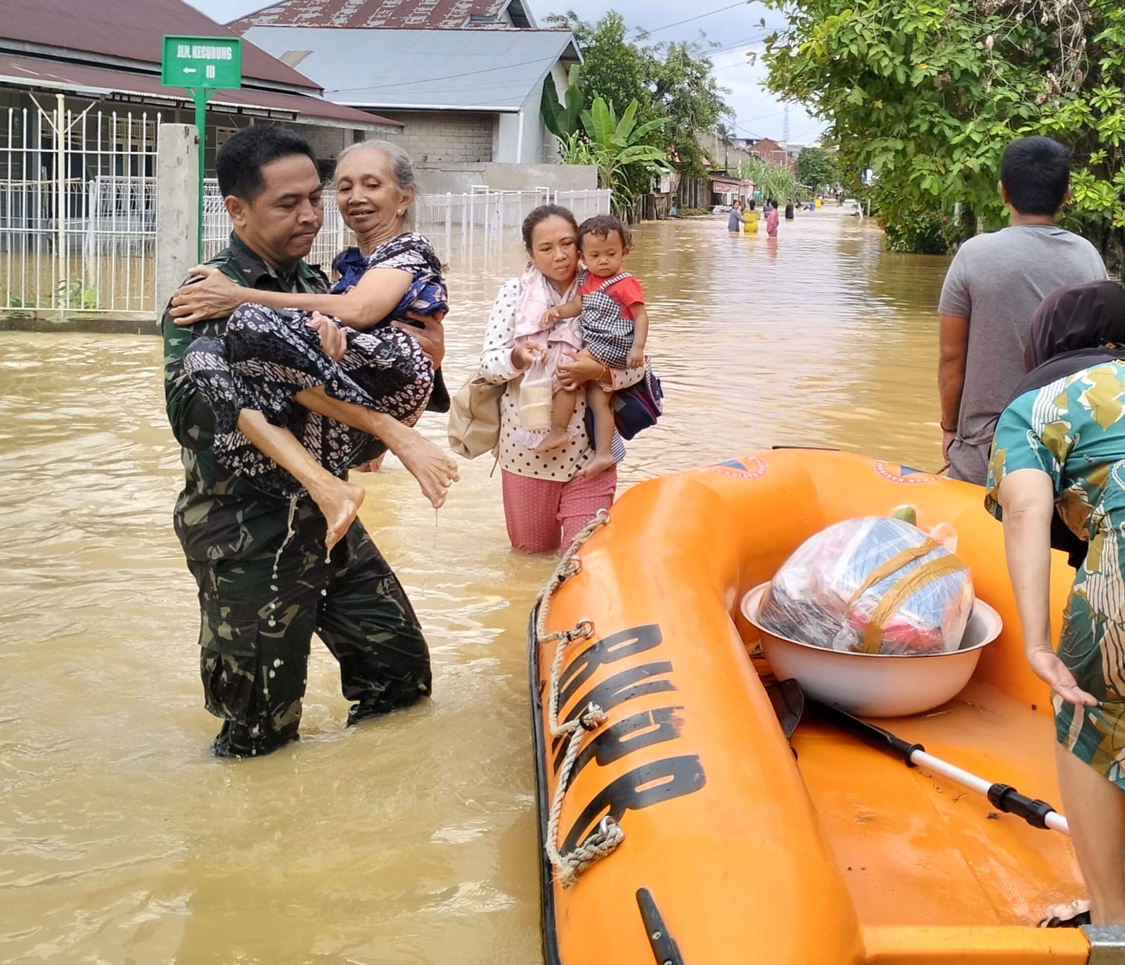 Banjir di Kab. Bungo, Kodim 0416/Bute Terjunkan Personilnya Evakuasi Warga
